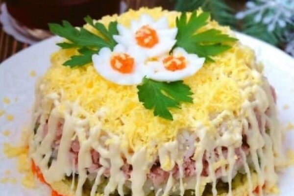 recepti smachnij pozhivnij salat z tuncem ta ogirkami 68268986e0b39 Рецепти: Смачний поживний салат з тунцем та огірками