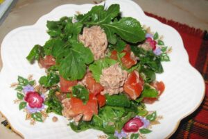 recepti smachnij pozhivnij salat z tuncya iz rukoloyu 6838fe8cef179 Рецепти: Смачний поживний салат з тунця із руколою