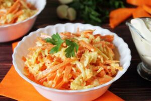 recepti smachnij pozhivnij salat z yablukami morkvoyu i xronom 6814146e9f8b2 Рецепти: Смачний поживний салат з яблуками, морквою і хроном