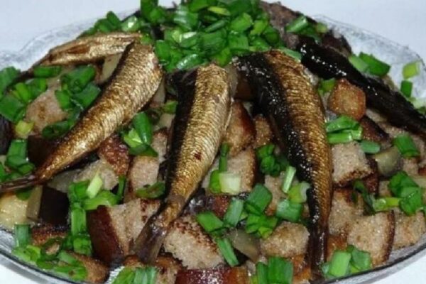 recepti smachnij pozhivnij salat zi shprotiv iz suxarikami 682689a28e1ac Рецепти: Смачний поживний салат зі шпротів із сухариками