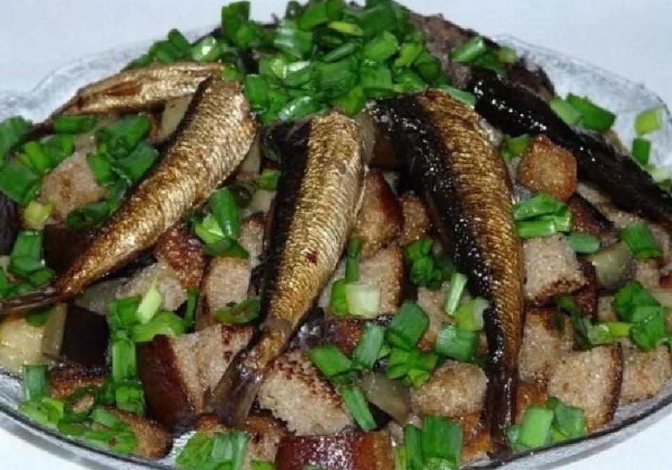 recepti smachnij pozhivnij salat zi shprotiv iz Рецепти: Смачний поживний салат зі шпротів із сухариками