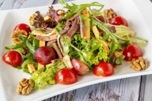 recepti smachnij salat z yazikom ta vinogradom 682fc3e15be87 Рецепти: Смачний салат з язиком та виноградом