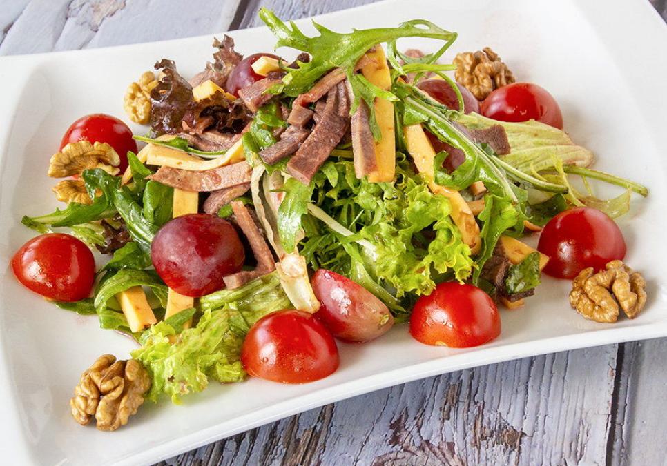 recepti smachnij salat z yazikom ta vinogradom 682fc3e15be87 Рецепти: Смачний салат з язиком та виноградом
