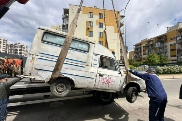 u kiyevi pribrali z vulic avtolavki shho nagaduvali dekoracid197 filmu pro postapokalipsis 682d0a21c3faf У Києві прибрали з вулиць автолавки, що нагадували декорації фільму про постапокаліпсис