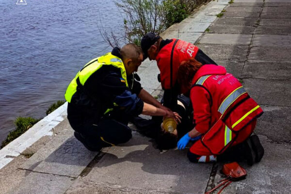 u kiyevi zhinka vpala z pishoxidnogo mostu v dnipro 681a95e2f25fe У Києві жінка впала з Пішохідного мосту в Дніпро