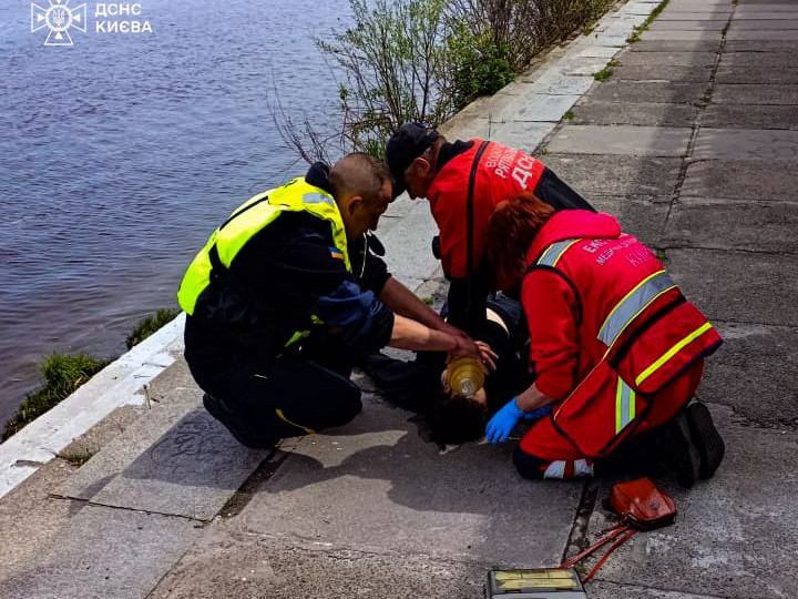 u kiyevi zhinka vpala z pishoxidnogo mostu v dnipro 681a95e2f25fe У Києві жінка впала з Пішохідного мосту в Дніпро