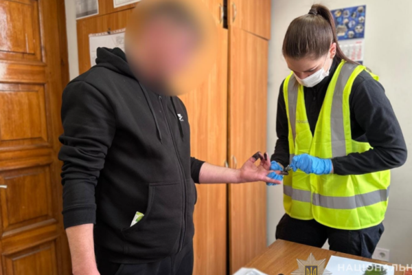 v odesi suditimut napadnika yakij poraniv nozhem vijskovogo zaradi smartfona ta ryukzaka 6823cfe81b4de В Одесі судитимуть нападника, який поранив ножем військового заради смартфона та рюкзака