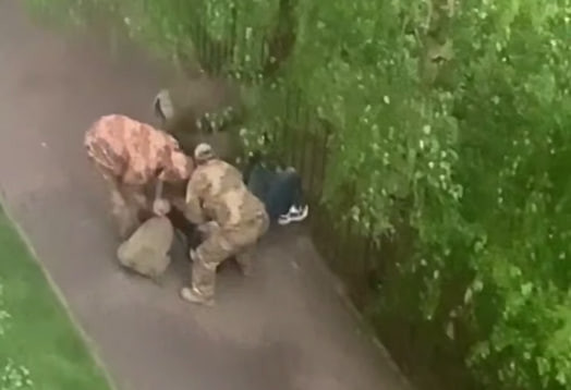 vtekti ne vdalosya u lvovi zatrimali cholovika yakij chiniv opir tck i buv u rozshuku 681a95fd70bc9 Втекти не вдалося – у Львові затримали чоловіка, який чинив опір ТЦК і був у розшуку