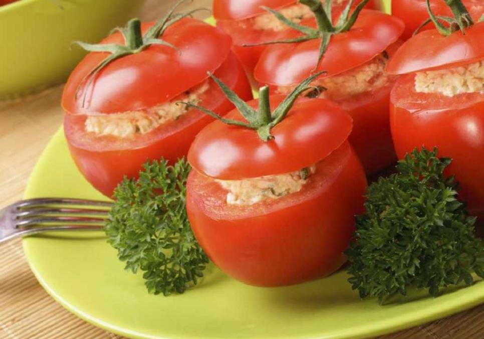 recepti smachni farshirovani pomidori po grecki 685de891062d7 Рецепти: Смачні фаршировані помідори по-грецьки