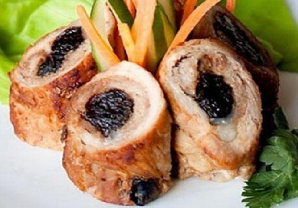 recepti smachni pikantni ruletiki zi svinini u vishnevomu soku 684b73b7386fd Рецепти: Смачні пікантні рулетики зі свинини у вишневому соку