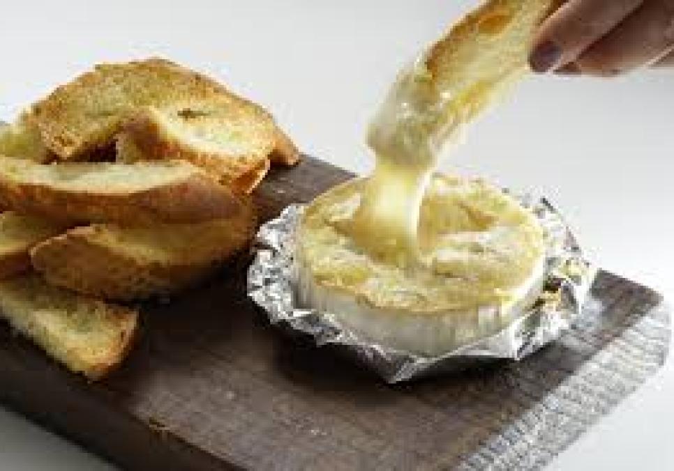recepti smachnij apetitnij zapechenij kamamber z chasnikom 684238d8c6a31 Рецепти: Смачний апетитний запечений камамбер з часником