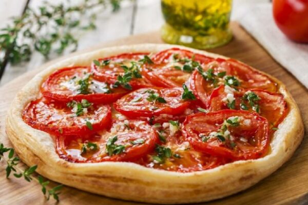 Рецепти: Смачний домашній томатний пиріг нашвидкуруч recepti smachnij domashnij tomatnij pirig nashvidkuruch 6854add95c1a9 Рецепти: Смачний домашній томатний пиріг нашвидкуруч