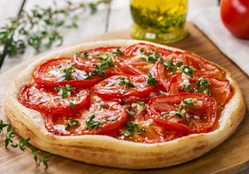 recepti smachnij domashnij tomatnij pirig nashvidkuruch 6854add95c1a9 Рецепти: Смачний домашній томатний пиріг нашвидкуруч