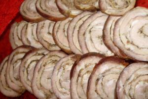 recepti smachnij domashnij zapechenij rulet zi svinyachod197 ocherevini 684b73b171fe8 Рецепти: Смачний домашній запечений рулет зі свинячої очеревини