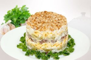 recepti smachnij pikantnij salat z kurkoyu ta ananasom 6842390866cf7 Рецепти: Смачний пікантний салат з куркою та ананасом