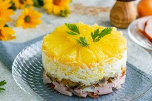 recepti smachnij pikantnij sitnij salatik z ananasami 6854ae0194364 Рецепти: Смачний пікантний ситний салатик з ананасами