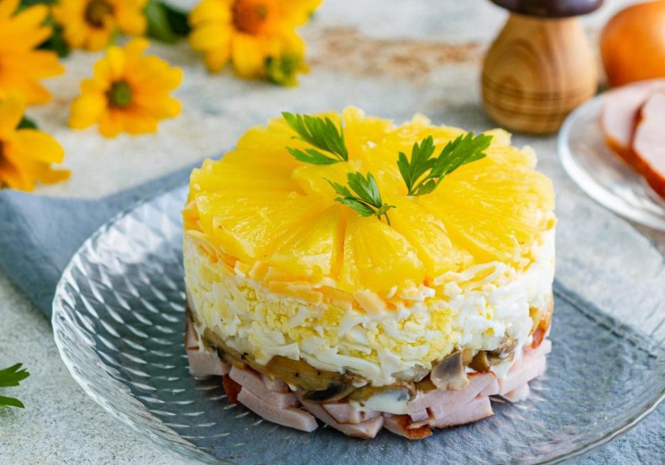 recepti smachnij pikantnij sitnij salatik z ananasami 6854ae0194364 Рецепти: Смачний пікантний ситний салатик з ананасами