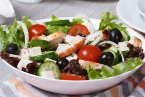 recepti smachnij pozhivnij salat z fetoyu ta kuryachim file 684238fd256c8 Рецепти: Смачний поживний салат з фетою та курячим філе