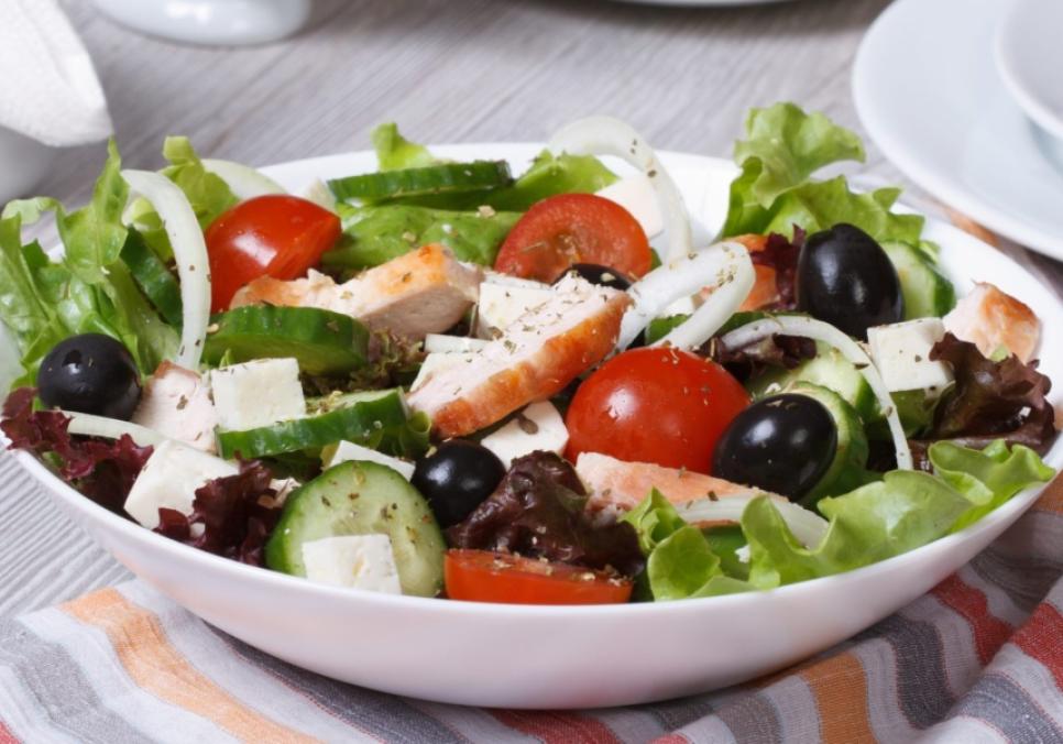 recepti smachnij pozhivnij salat z fetoyu ta kuryachim file 684238fd256c8 Рецепти: Смачний поживний салат з фетою та курячим філе