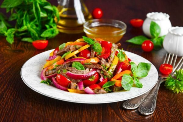 recepti smachnij sitnij myasnij salat z bolgarskim percem 684238ea9e58f Рецепти: Смачний ситний м’ясний салат з болгарським перцем