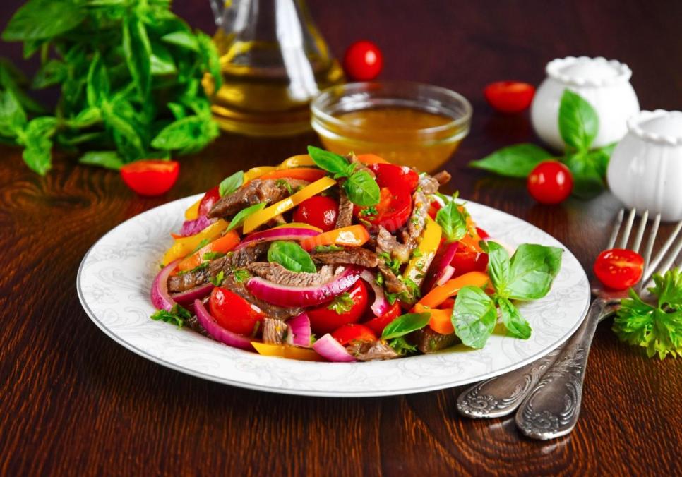 recepti smachnij sitnij myasnij salat z bolgarskim percem 684238ea9e58f Рецепти: Смачний ситний м’ясний салат з болгарським перцем