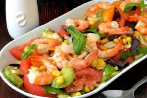 recepti smachnij sitnij salat z krevetkami ta shinkoyu 68423913c0f18 Рецепти: Смачний ситний салат з креветками та шинкою