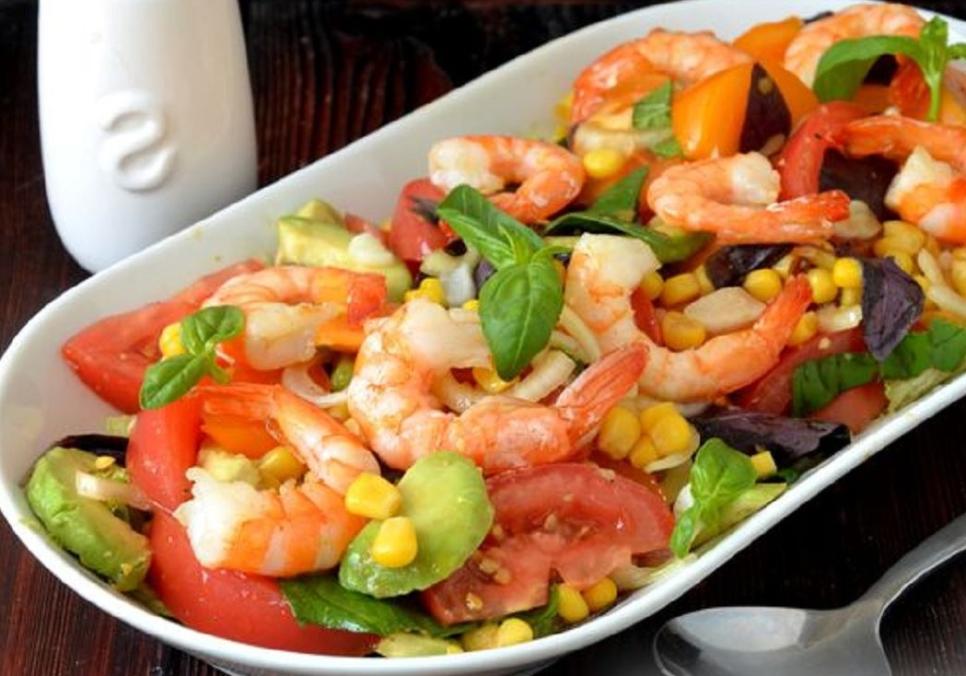 recepti smachnij sitnij salat z krevetkami ta shinkoyu 68423913c0f18 Рецепти: Смачний ситний салат з креветками та шинкою