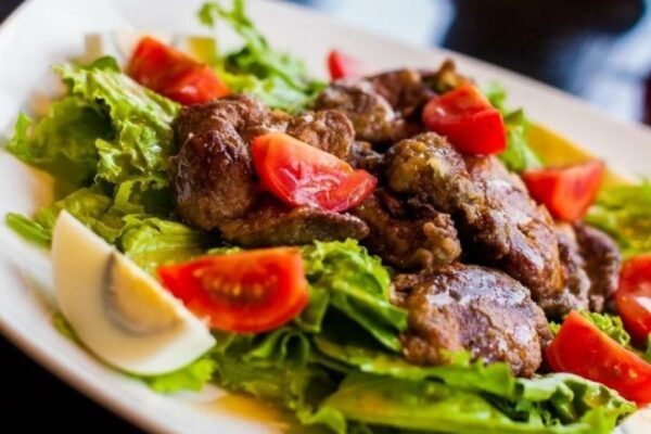 recepti smachnij sitnij teplij salat z kuryachoyu pechinkoyu 684238ded46ae Рецепти: Смачний ситний теплий салат з курячою печінкою