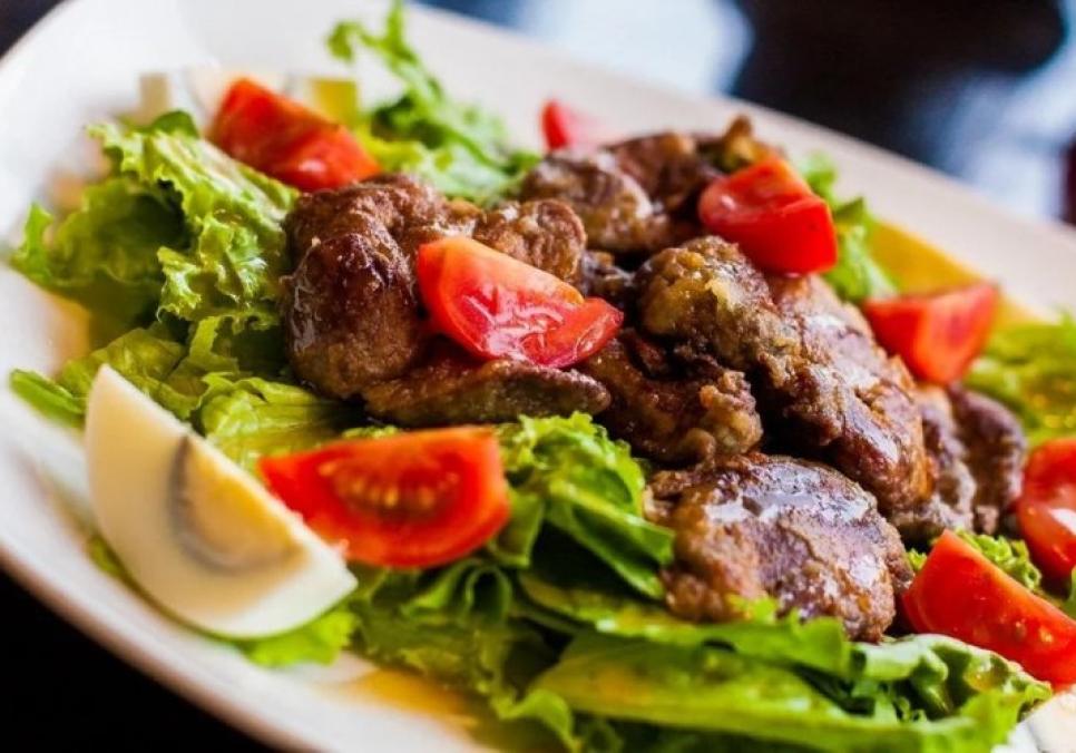 recepti smachnij sitnij teplij salat z kuryachoyu pechinkoyu 684238ded46ae Рецепти: Смачний ситний теплий салат з курячою печінкою