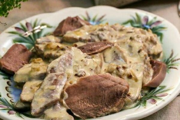 recepti smachnij smazhenij yazik z gribnim sousom 6854adfbe6017 Рецепти: Смачний смажений язик з грибним соусом