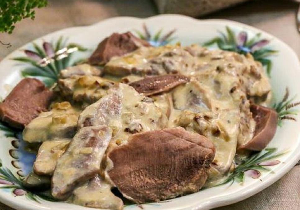 recepti smachnij smazhenij yazik z gribnim sousom 6854adfbe6017 Рецепти: Смачний смажений язик з грибним соусом