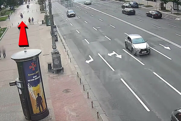 u kiyevi pokarali vodiya elektroskutera yakij ruxavsya trotuarom na xreshhatiku video 683f7ee54bd42 У Києві покарали водія електроскутера, який рухався тротуаром на Хрещатику — відео