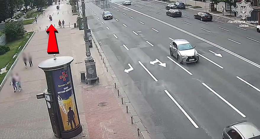 u kiyevi pokarali vodiya elektroskutera yakij ruxavsya trotuarom na xreshhatiku video 683f7ee54bd42 У Києві покарали водія електроскутера, який рухався тротуаром на Хрещатику — відео
