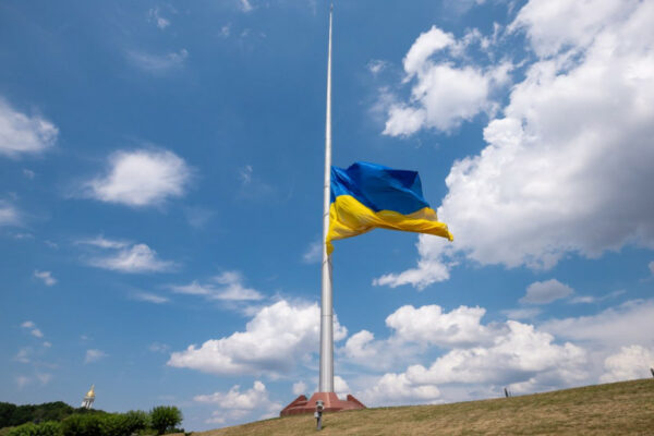u kiyevi timchasovo znimut najbilshij prapor ukrad197ni dlya texobslugovuvannya flagshtoka 683f7effa05bf У Києві тимчасово знімуть найбільший прапор України для техобслуговування флагштока