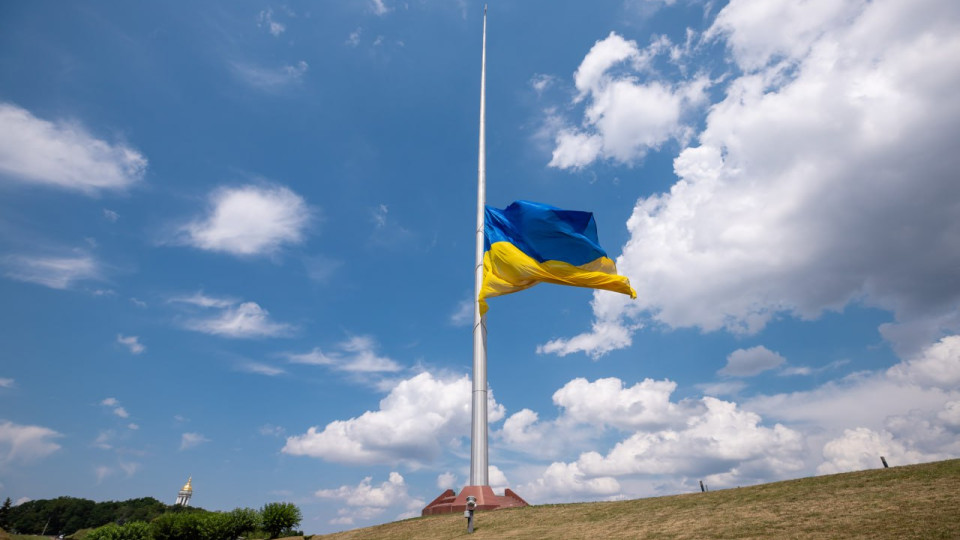 u kiyevi timchasovo znimut najbilshij prapor ukrad197ni dlya texobslugovuvannya flagshtoka 683f7effa05bf У Києві тимчасово знімуть найбільший прапор України для техобслуговування флагштока