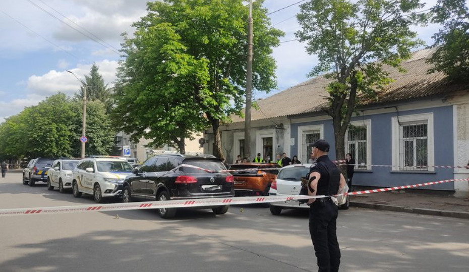 u zhitomiri cholovik zastreliv kolishnyu druzhinu i naklav na sebe ruki 6851f40de61bf У Житомирі чоловік застрелив колишню дружину і наклав на себе руки