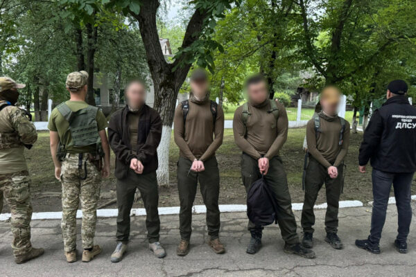 droni proti vtikachiv yak chetvero cholovikiv u kamuflyazhi namagalisya dobigti do rumunid197 68801868648d9 Дрони проти втікачів – як четверо чоловіків у камуфляжі намагалися добігти до Румунії
