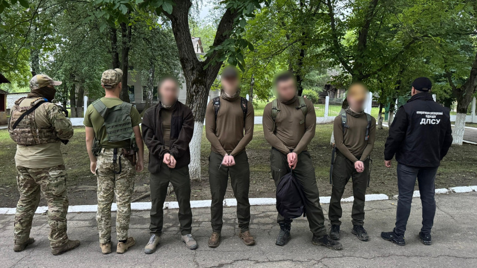 droni proti vtikachiv yak chetvero cholovikiv u kamuflyazhi namagalisya dobigti do rumunid197 68801868648d9 Дрони проти втікачів – як четверо чоловіків у камуфляжі намагалися добігти до Румунії