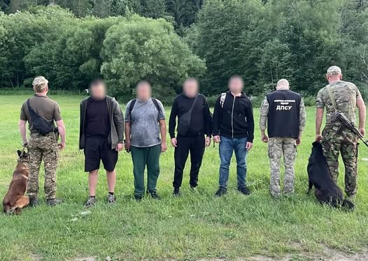 na bukovini za kilka metriv vid kordonu zatrimali chotirox cholovikiv 6864690e3601a На Буковині за кілька метрів від кордону затримали чотирьох чоловіків
