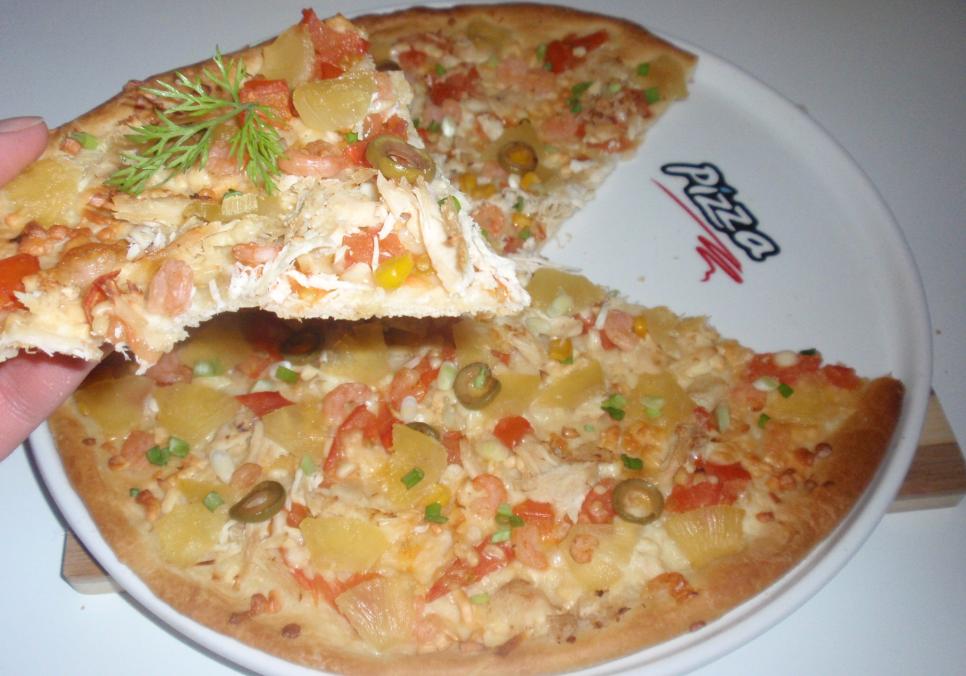 recepti smachna aromatna domashnya pica z krevetkami j ananasami 686723120a7e5 Рецепти: Смачна ароматна домашня піца з креветками й ананасами