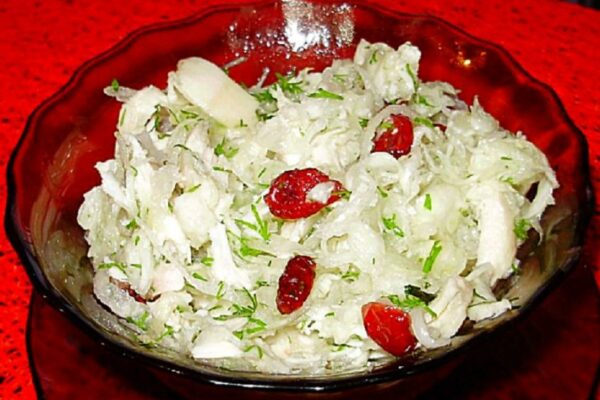 recepti smachnij domashnij salat iz kapustoyu kuryatinoyu ta grusheyu 68705d9b156d0 Рецепти: Смачний домашній салат із капустою, курятиною та грушею