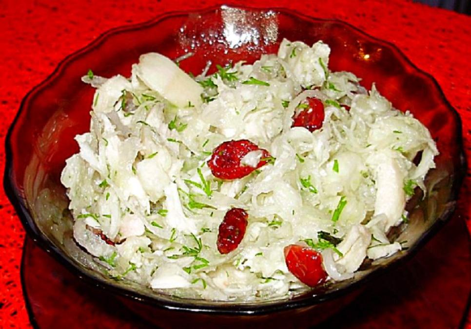 recepti smachnij domashnij salat iz kapustoyu kuryatinoyu ta grusheyu 68705d9b156d0 Рецепти: Смачний домашній салат із капустою, курятиною та грушею