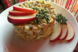 recepti smachnij nizhnij svyatkovij salat olivye z yablukami 687999364730f Рецепти: Смачний ніжний святковий салат «Олів'є» з яблуками