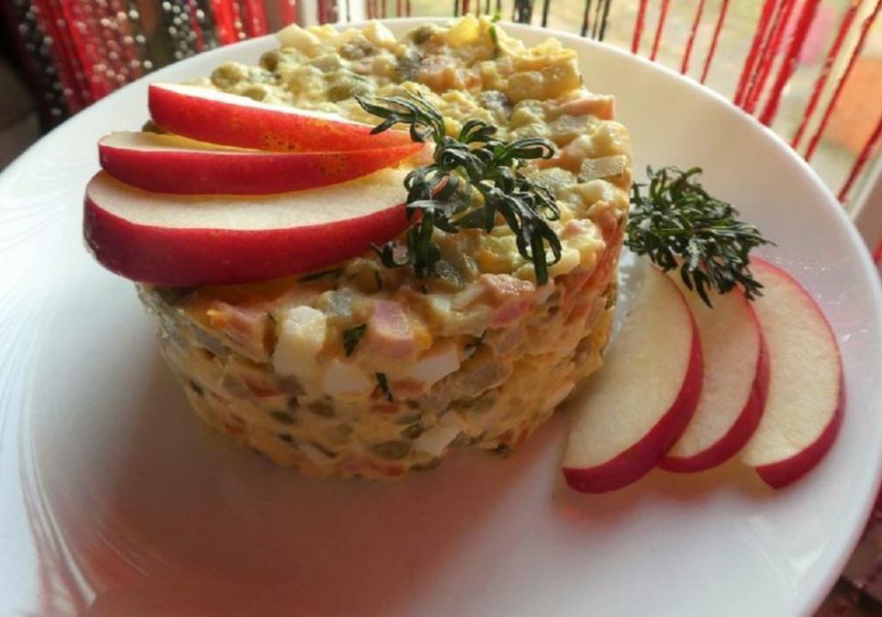 recepti smachnij nizhnij svyatkovij salat olivye z yablukami 687999364730f Рецепти: Смачний ніжний святковий салат «Олів'є» з яблуками