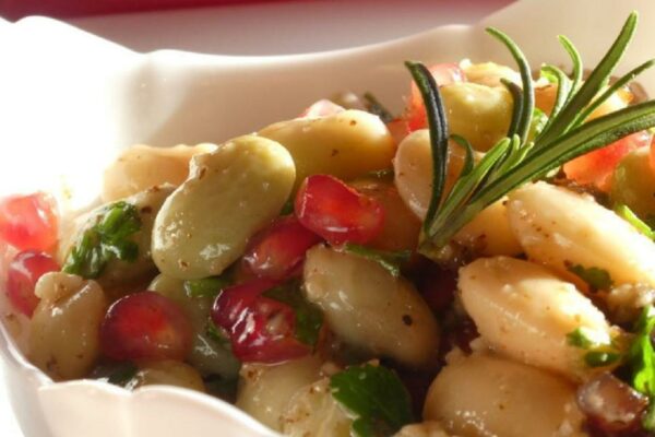 recepti smachnij originalnij salat z kvasoleyu i granatom 6882d25e61d7d Рецепти: Смачний оригінальний салат з квасолею і гранатом