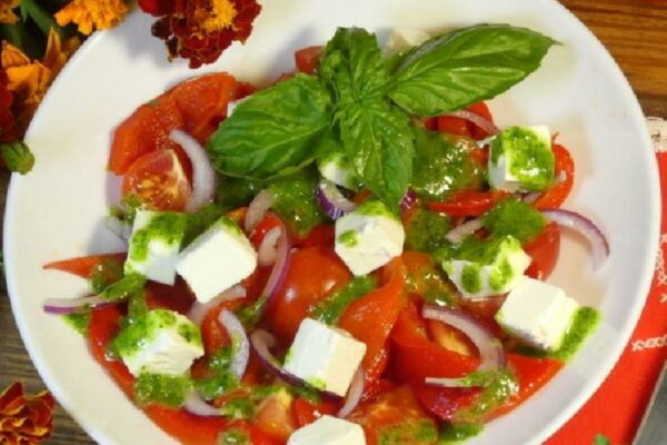 recepti smachnij ovochevij salat z pomidorami ta zapechenim percem pid kislo solodkim sousom 68705d896dc9a Рецепти: Смачний овочевий салат з помідорами та запеченим перцем під кисло-солодким соусом