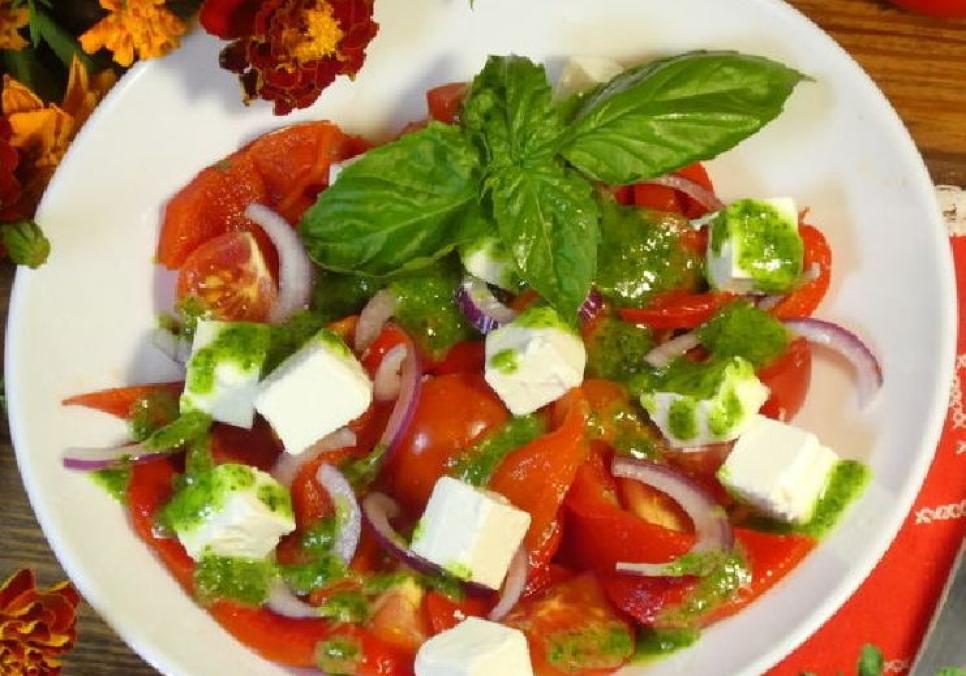 recepti smachnij ovochevij salat z pomidorami ta zapechenim percem pid kislo solodkim sousom 68705d896dc9a Рецепти: Смачний овочевий салат з помідорами та запеченим перцем під кисло-солодким соусом