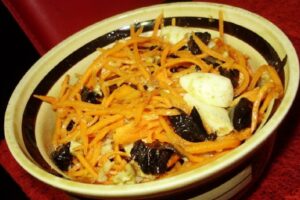 recepti smachnij pikantnij salat iz chornoslivom i korejskoyu morkvoyu 6882d26a21ffd Рецепти: Смачний пікантний салат із чорносливом і корейською морквою