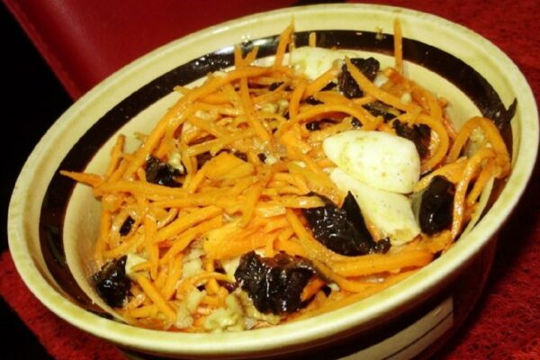 recepti smachnij pikantnij salat iz chornoslivom i korejskoyu morkvoyu 6882d26a21ffd Рецепти: Смачний пікантний салат із чорносливом і корейською морквою