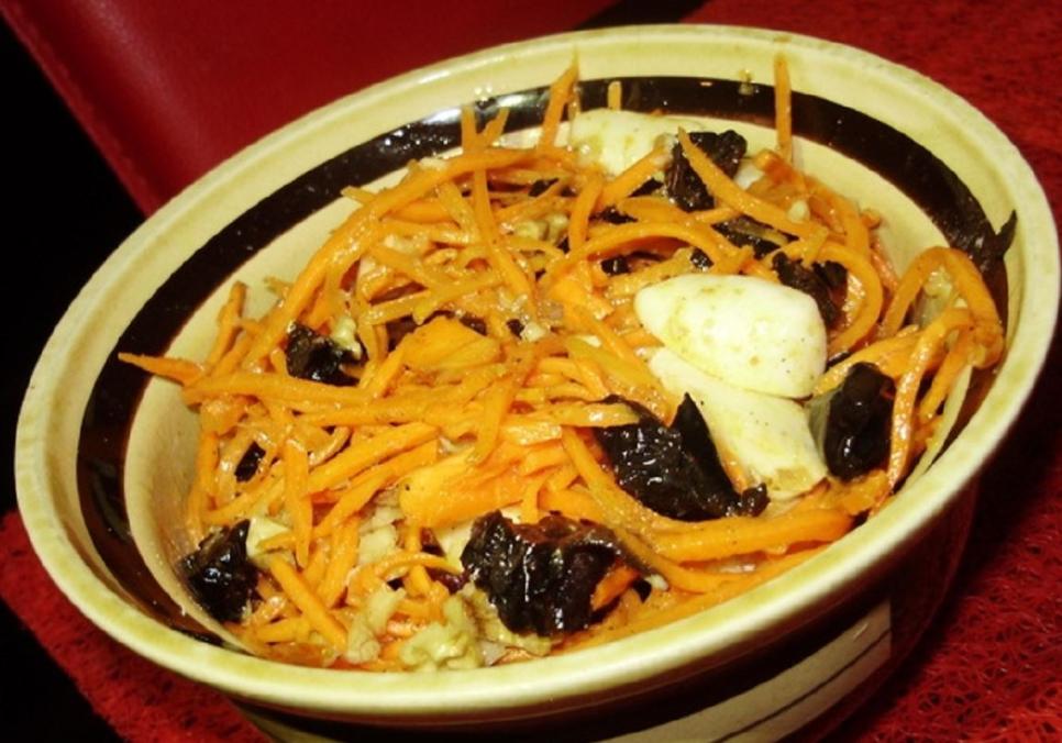 recepti smachnij pikantnij salat iz chornoslivom i korejskoyu morkvoyu 6882d26a21ffd Рецепти: Смачний пікантний салат із чорносливом і корейською морквою